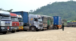 Hàng chục nghìn tấn gạo ùn tắc ở cửa khẩu Lào Cai
